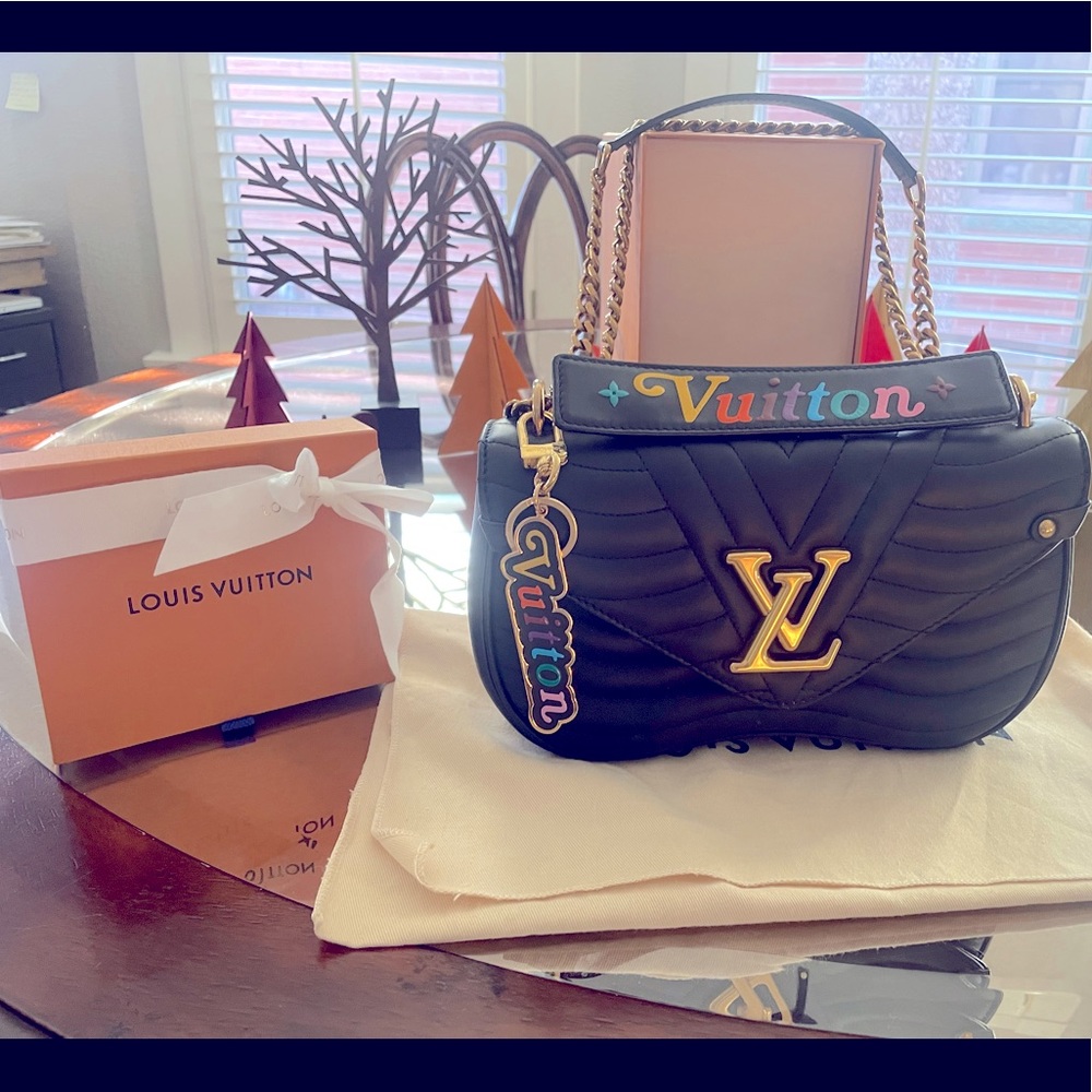 Perf Louis Vutton Wave Chain Bag Beautiful Condition, Pre-loved, & Hardly Used💓